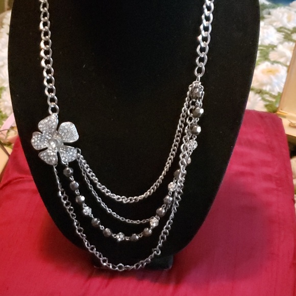 Gorgeous multichain flower necklace. - Picture 1 of 4